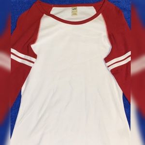 Mid sleeve red and white shirt.